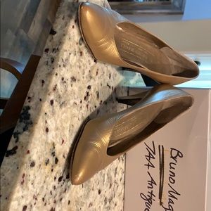 Bruno Magli 7 Aa, golden kitten heel